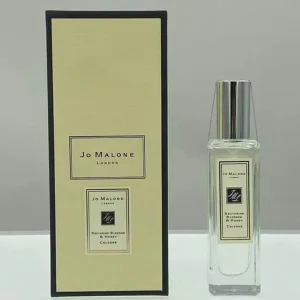Jo Malone London: One bottle per person for Jo Malone, a high-end popular fragrance of British pear, blue wind chime, and sea salt. Specification: 30ml
