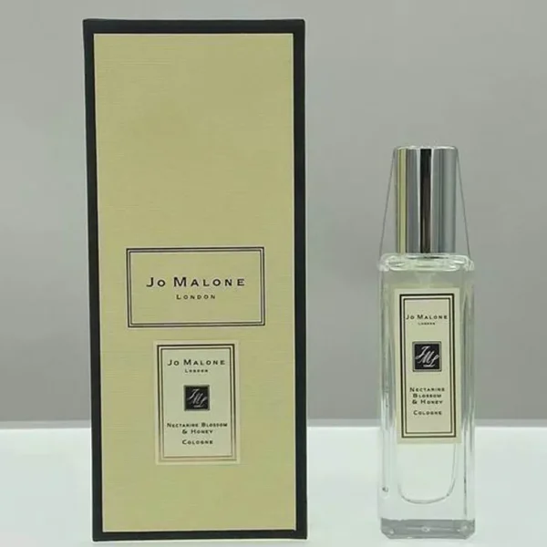Jo Malone London: One bottle per person for Jo Malone, a high-end popular fragrance of British pear, blue wind chime, and sea salt. Specification: 30ml